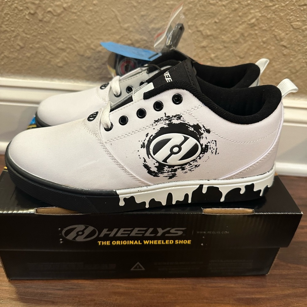 Boys Heelys shoes size 7
